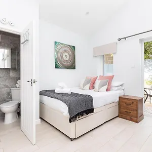https://contemporary-studio-flat-with-free-car-park.bournemouth-hotels.org